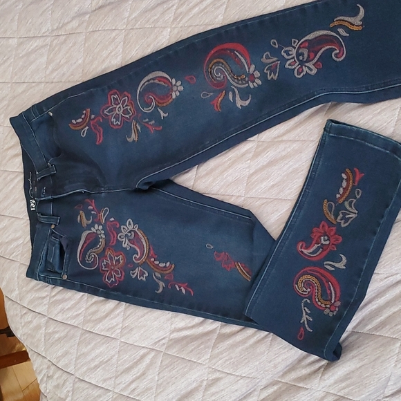 DG2 By Diane Gilman  Skinny Embroided Sequence Stretch Dark Blue Denim Jeans. - Picture 2 of 9
